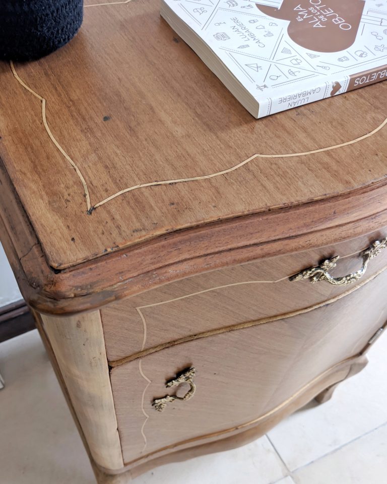 Detalle mesa de luz reciclada provenzal