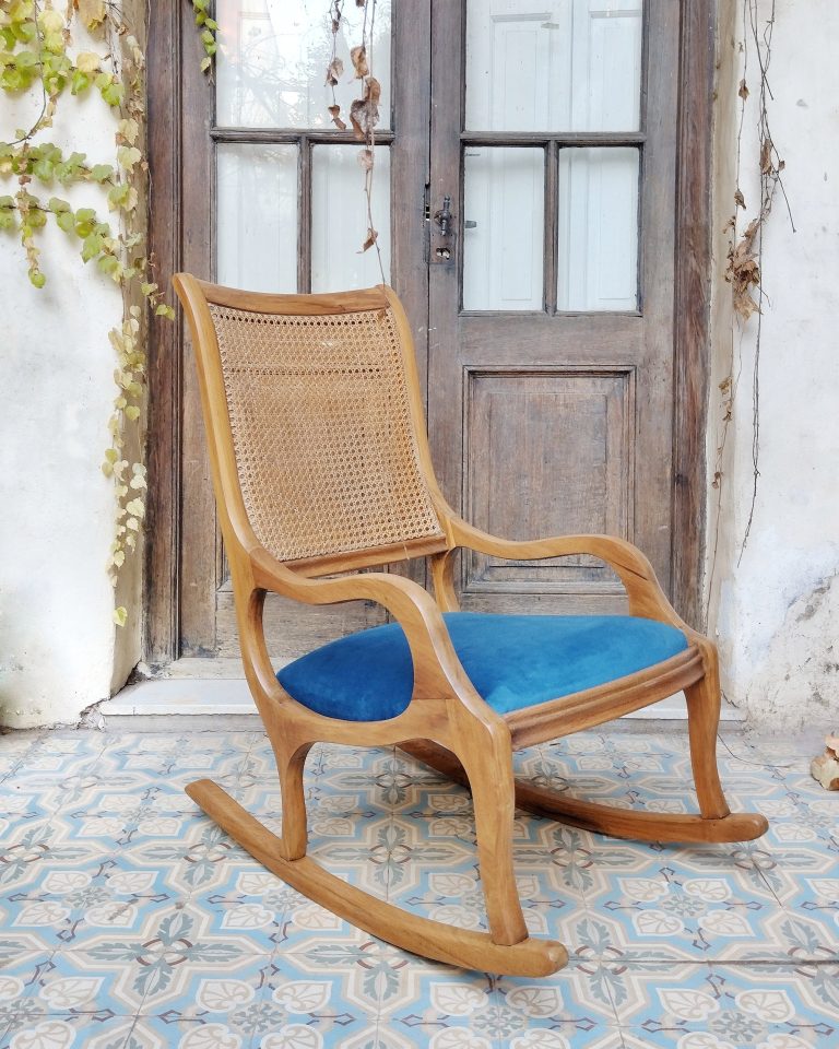 Mecedora con esterilla reciclada asiento pana azul
