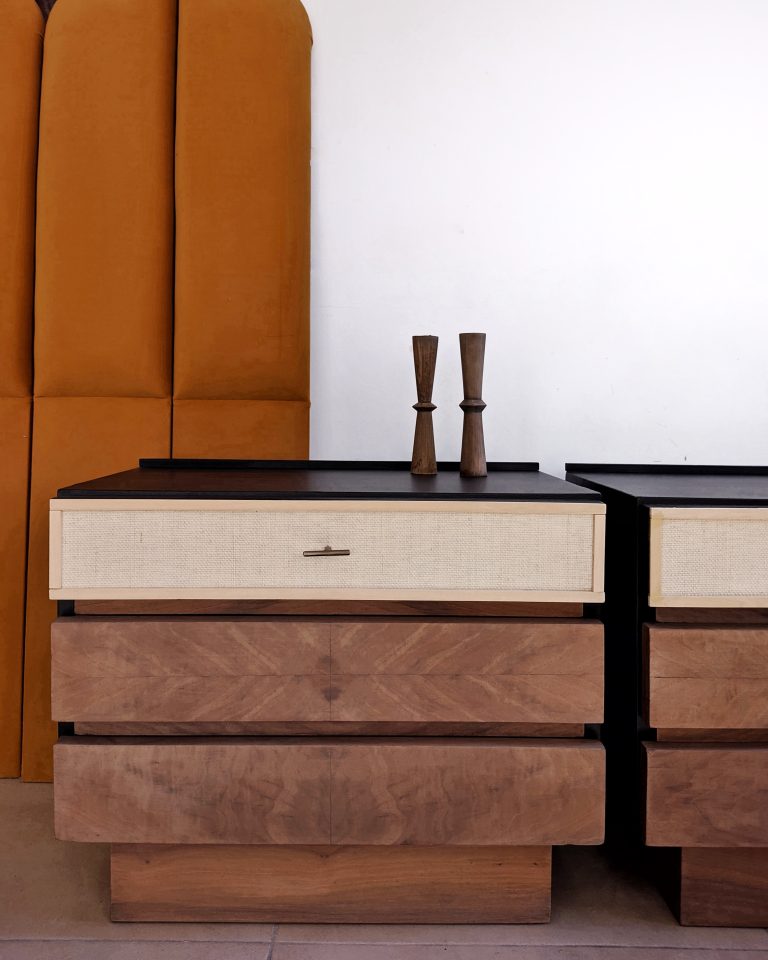 Mesa de luz Evora cajonera madera rafia