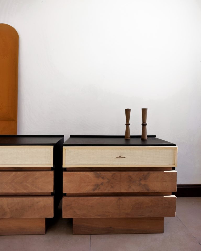 Mesa de luz Evora cajonera madera y rafia (1)