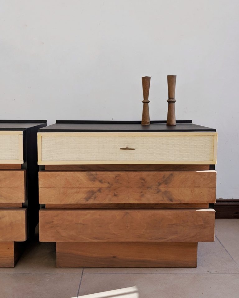 Mesa de luz Evora cajonera madera y rafia.
