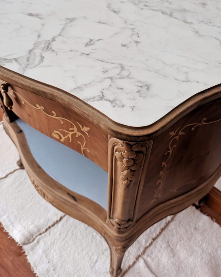 Mesa de luz Sintra Detalle mesa de luz francesa tapa símil mármol