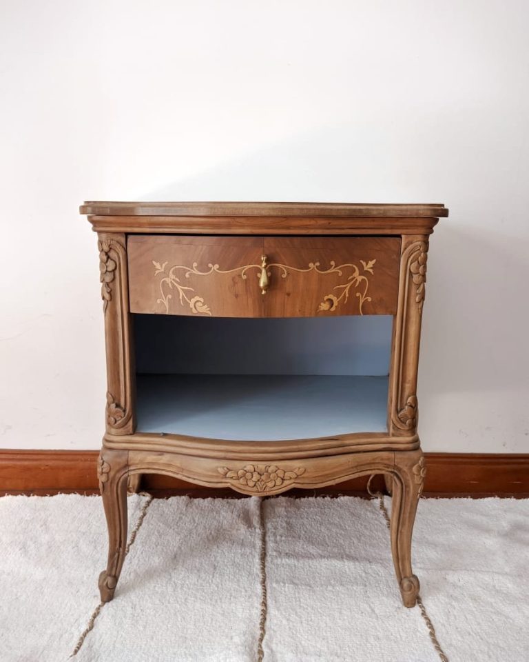 Mesa de luz Sintra madera tallada pintada