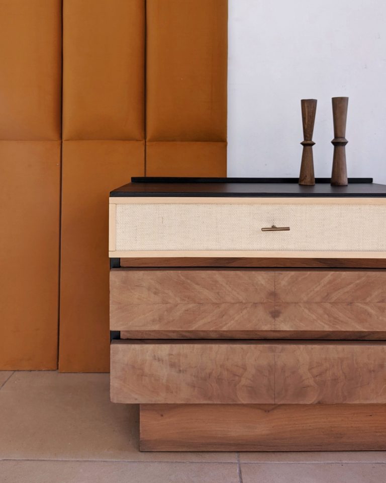 Mesa de luz evora cajonera madera y rafia..