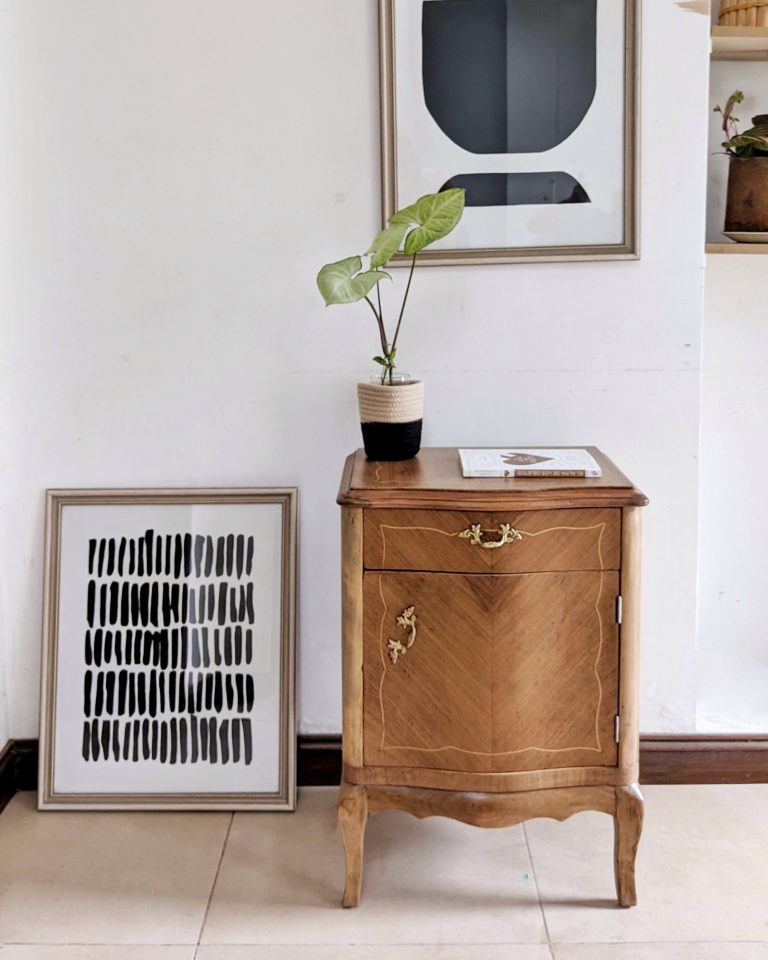 Mesa de luz provenzal lavada