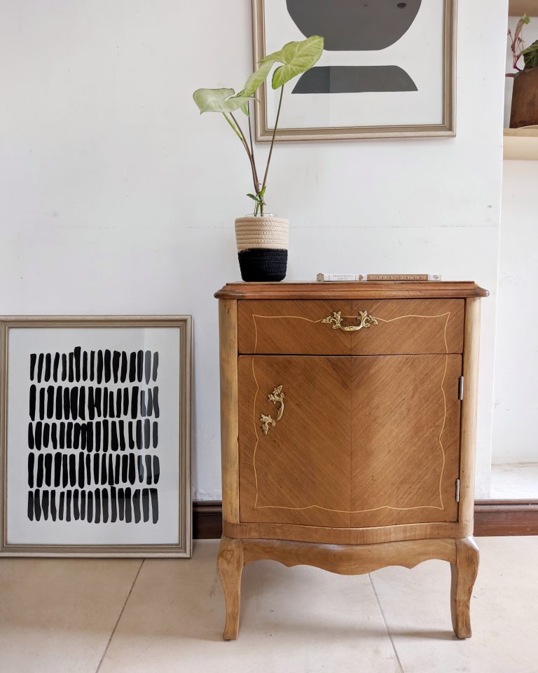 Mesa de luz reciclada provenzal.