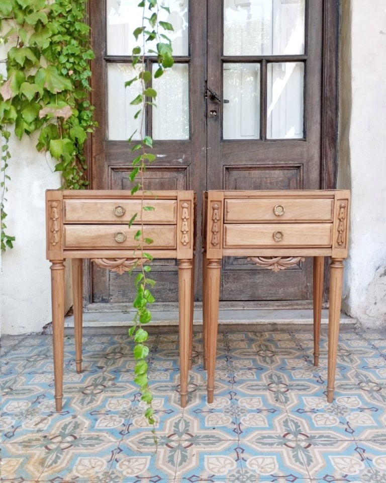 Mesa de luz tallada madera lavada