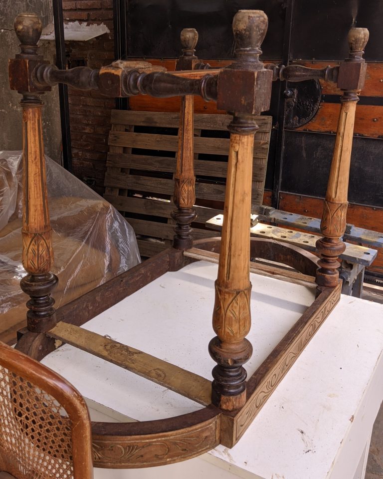 Mesa ovalada en proceso reciclado