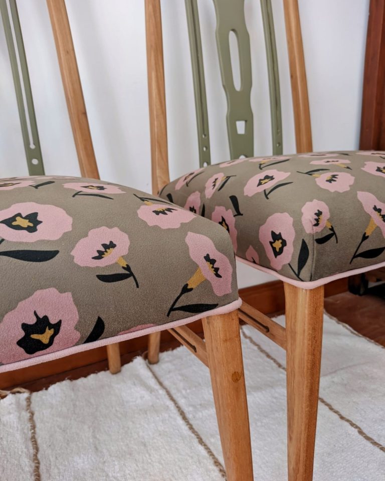 Silla Aveiro Detalle tapizado de silla pana estampada
